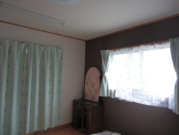 レオハウス寝室のカーテン