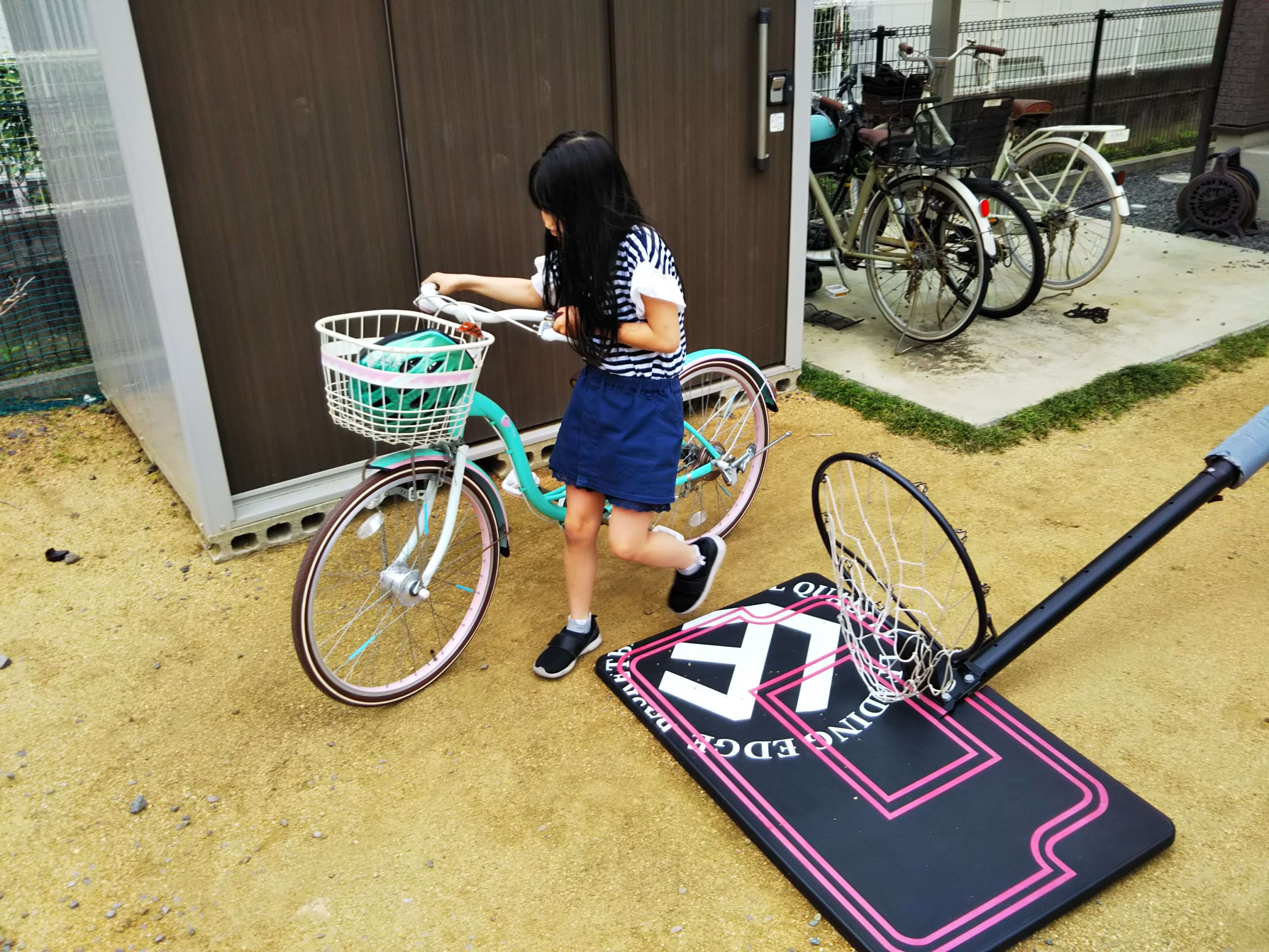 レオハウスの庭と分譲地の道路で長女が自転車の練習 - タノライフ