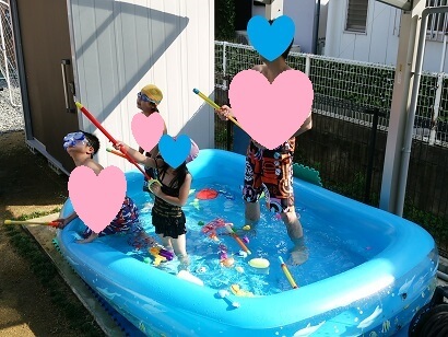 庭で家族でプール遊び