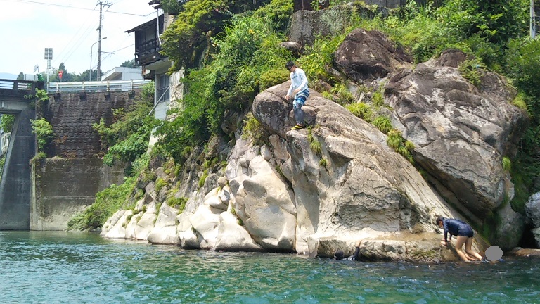 川で岩から飛び込む